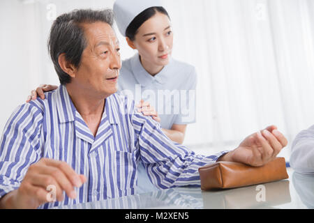 Patienten warten auf den Arzt prüfen Stockfoto