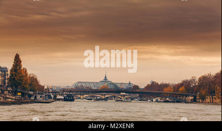 Panorama der Stadt Paris im späten Herbst Stockfoto