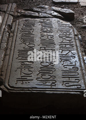 Kloster Noravank im südlichen Armenien, Grabstein mit der Inschrift in der Armenischen Alphabets Stockfoto