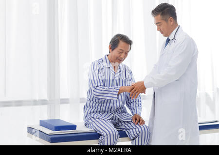 Der Arzt untersucht den Patienten Stockfoto
