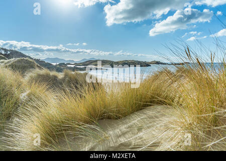 Ein Blick auf llanddwyn Island auf Anglesey, von den Sanddünen. Stockfoto
