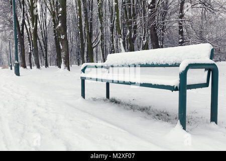 Verschneite Bank in die Parks Stockfoto