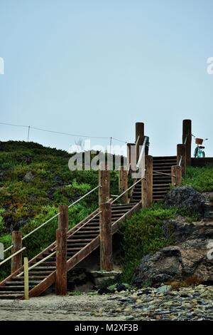 Holz Treppen hinunter zum Strand in Carpentaria Kalifornien Stockfoto