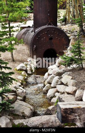 Rusty Metal Tank mit einem Strom, der durch Ihn in Saint Elmo Geisterstadt Colorado Stockfoto