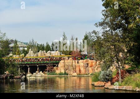 Disneyland Zug über die Brücke über die Flüsse von Amerika Disneyland Kalifornien Stockfoto