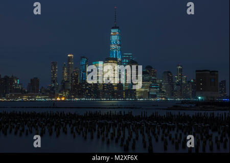 New York City Manhattan Downtown Skyline bei Nacht über den Hudson River Stockfoto