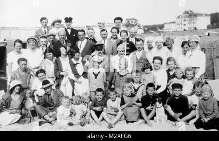 Erweiterte Familie Gruppe portrait am Strand in Deutschland, Ca. 1930. Stockfoto