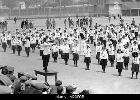 Übung Klasse für Mädchen auf einem im athletischen Bereich, Ca. 1925. Stockfoto