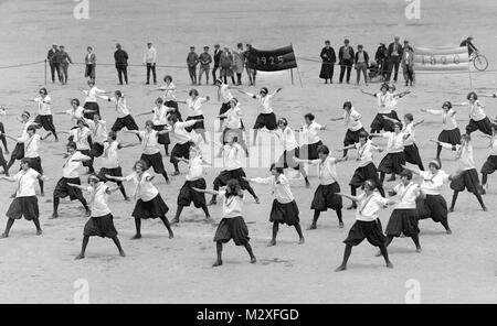 Übung Klasse für Mädchen auf einem im athletischen Bereich, Ca. 1925. Stockfoto