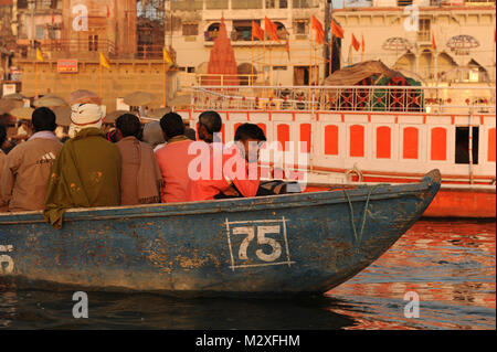 Besucher und Touristen auf die Boote auf dem Fluss Ganges in Varanasi in Indien Stockfoto