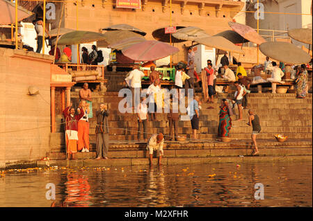 Anhänger am Ufer des Flusses Ganges ein heiliges Bad in Varanasi, Indien Stockfoto