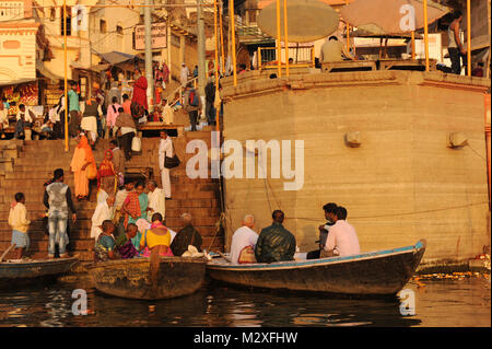 Anhänger am Ufer des Flusses Ganges ein heiliges Bad in Varanasi, Indien Stockfoto