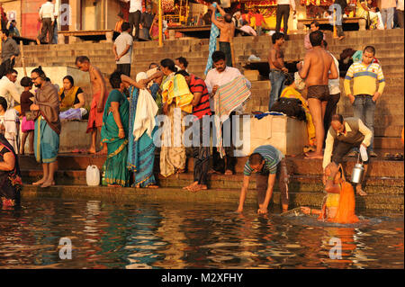 Anhänger am Ufer des Flusses Ganges ein heiliges Bad in Varanasi, Indien Stockfoto