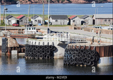 Reifen Kotflügel verwendet Auswirkungen zwischen Schiff und Hafen, Wand, Holz Inseln, Prince Edward Island, Kanada abzufedern. Stockfoto