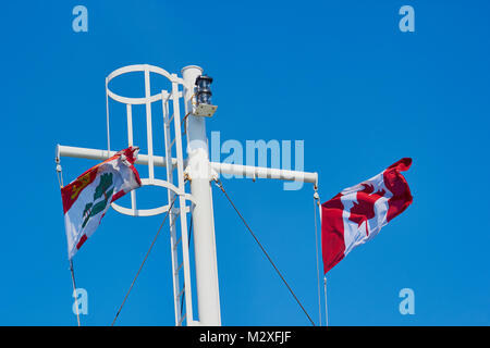 Kanadische Flagge Prinz Eduard Insel Flagge auf der Fähre, Kanada Stockfoto