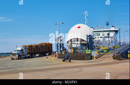 Passagiere und ein Lkw mit meldet sich ein Northumberland Fähre bei Caribou, Nova Scotia, Kanada geladen. Stockfoto