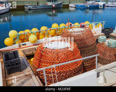 Hummer Töpfe und gelben Bojen auf Fischtrawler, Karibus, Pictou County, Nova Scotia, Kanada Stockfoto