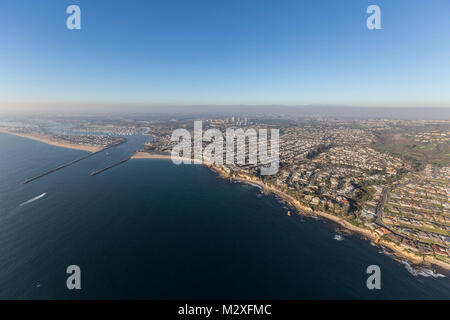 Luftaufnahme von der Corona Del Mar, Newport Beach und dem Eingang zum Balboa Bay auf der malerischen Orange County California Coast. Stockfoto