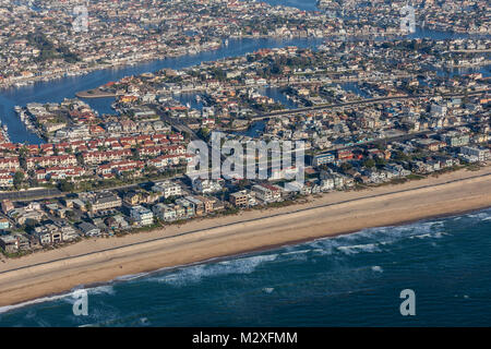 Luftaufnahme von Newport Beach Nachbarschaften an der südlichen Küste von Kalifornien. Stockfoto