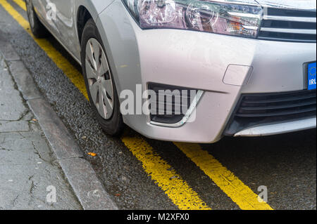 Auto auf doppelten gelben Linien Parken/Parken Verletzung in Skibbereen, County Cork, Irland Stockfoto