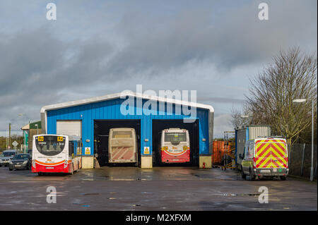 Bus Eireann (Irish National Bus Company) Skibbereen Maintenance Facility, Skibbereen, County Cork, Irland mit kopieren. Stockfoto