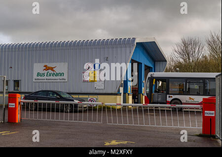 Bus Eireann (Irish National Bus Company) Skibbereen Maintenance Facility, Skibbereen, County Cork, Irland mit kopieren. Stockfoto