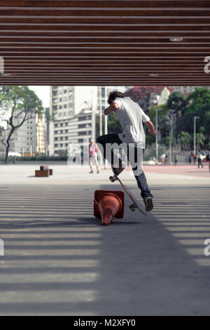 SAO PAULO, BRASILIEN - Oktober 05, 2014: Vertikale Bild der brasilianischen Mann skateboarding am Roosevelt-platz in Sao Paulo, Brasilien Stockfoto