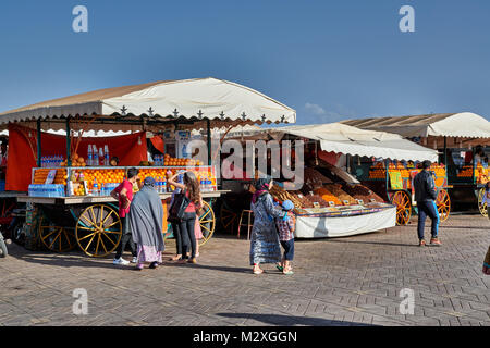 Saft Stände auf Platz Jemaa el-Fnaa in Marrakesch, Marokko, Afrika Stockfoto