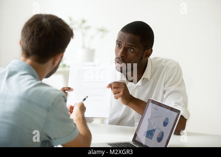 Verärgerte wütend afrikanischen Geschäftsmann argumentiert uneinig über Business Vertrag Darlehen betrug, unzufrieden schwarz Investor in Streit mit weißen Pa Stockfoto