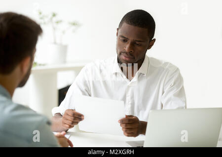 Schweren afrikanischen Geschäftsmann Lesung Dokument zu treffen, schwarze Unternehmer in Betracht, ceo der Analyse Bericht, HR-Manager oder der Arbeitgeber Stockfoto