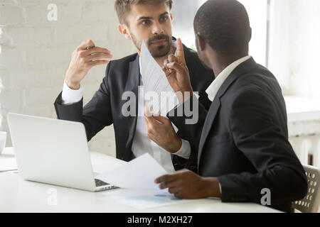 Multirassischen afrikanischen und kaukasische Partner argumentieren widersprechen einer Stockfoto