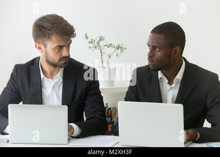 Multirassischen Büro Rivalen sich einander, Rivalität bei der Arbeit Stockfoto