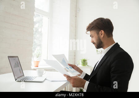 Geschäftsmann Analyse der Projekt Statistik Bericht satisf Stockfoto