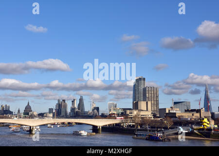 Die Londoner Skyline der Stadt an einem klaren Wintertag mit blauen Himmel und Wolken. Ikonischen Gebäude und Architektur einschließlich der unterschiedlichen und ungewöhnlichen Blickwinkeln. Stockfoto