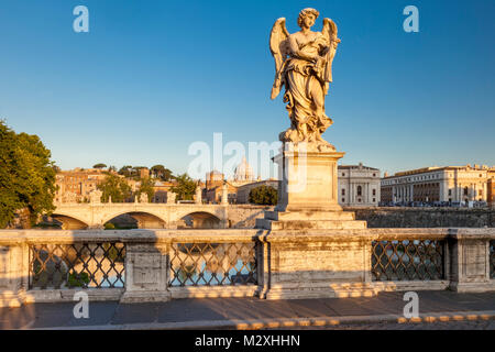 Am frühen Morgen Engel am Ponte Sant Angelo mit Petersdom hinaus Lazio Rom Italien Stockfoto