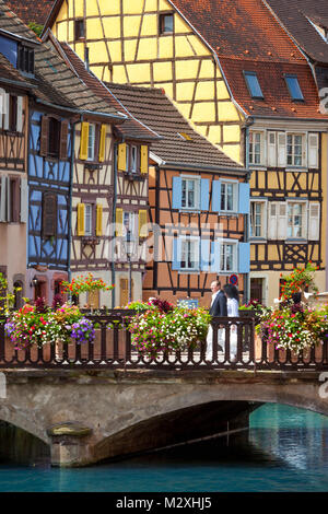 Bunte Fachwerkhäuser Petite Venedigs Altstadt Colmar, entlang der Quai De La Poisonnerie, Elsass Haut-Rhin-Frankreich Stockfoto