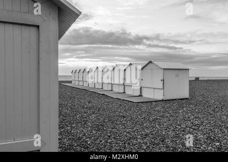 Weiße Badehäuser am Kiesstrand von Le Tréport Stockfoto