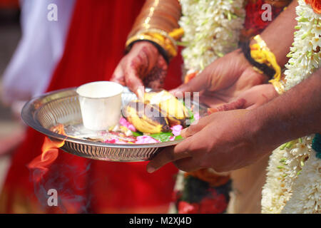 Indische Hochzeit Ritual Willkommen, Closeup Hand. Stockfoto