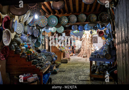 Keramische Handwerk Shop in den engen Gassen in der Altstadt (Medina) von Marrakesch, Marokko, Afrika Stockfoto