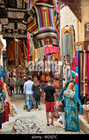 Geschäfte in den engen Gassen in der Altstadt (Medina) von Marrakesch, Marokko, Afrika Stockfoto