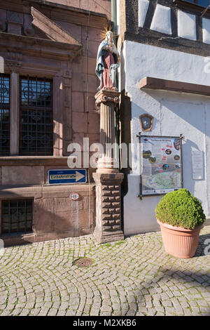 Deutschland, Baden-Württemberg, das alte Rathaus der Stadt Gernsbach im Schwarzwald, Detail mit Madonna. Stockfoto