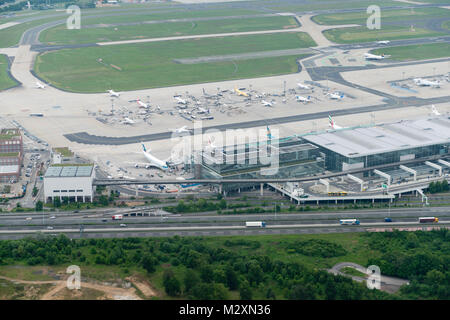 Deutschland, Hessen, Frankfurt, Abfahrt auf dem Flughafen. Stockfoto