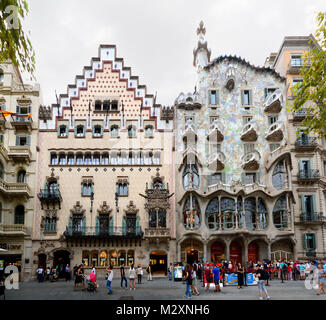 Barcelona, Spanien, Katalonien, dem Casa Batllo von Antoni Gaudi, der Casa Amatller auf dem Boulevard Passeig de Gracia in Barcelona in linearer Darstellung, Streetline multi Perspektive Fotografie, alternative Perspektive. Stockfoto