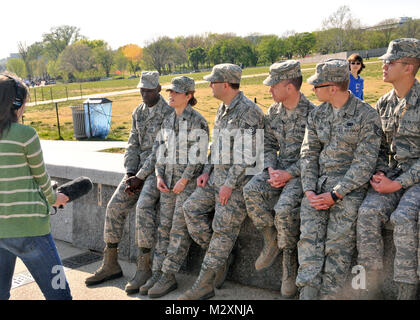 Mitglieder der Sidewinder der seiner 571 Air National Guard Band des Central States, Missouri Air National Guard, werden von Reuters Reporter interviewt, Frau Ayana Morali, am Washington Monument, April 10. Sidewinder ist auf Einladung der First Lady Michelle Obama und Dr. Jill Biden auf das Weiße Haus South Lawn, Kennzeichnung des einjährigen Bestehens des Kräfte Initiative, eine militärische Unterstützung der Familie Programm beide Frauen gegründet. Sidewinder ist an der uad-2 Bomb Wing-Lambert Air National Guard Base-Saint Louis basiert. Bild l bis r: Staff Sgt. Brian Owens, Tech. Sgt. Angie Joh Stockfoto