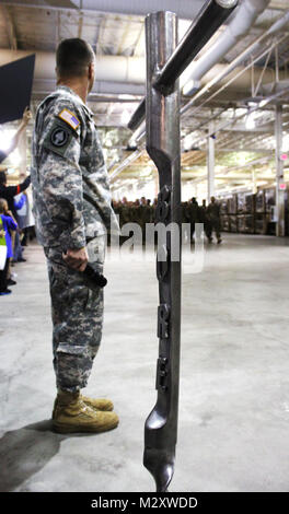 Durch ein großes "gimlet" Silhuetted, Generalmajor Raymond Palumbo, Kommandeur der US-Armee Alaska, Uhren und mehr als 200 Soldaten aus dem 1 Stryker Brigade Combat Team, 25 Infanterie Division, nach Hause zurückkehren zu Fort Wainwright Alaska am 28. April. Die "gimlet" verwendet, um die 3.Bataillon, 21 Infanterie Regiment, 1-25 SBCT zu vertreten. (U.S. Armee Foto: Sgt. Thomas Duval, 1/25 SBCT Public Affairs) 120428-A-werden 343-004 von 1 Stryker Brigade Combat Team arktische Wölfe Stockfoto