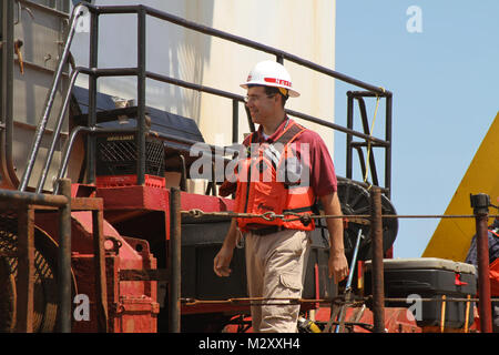 WALLOPS ISLAND, Va-Gregg Williams, Leiter der Norfolk Bezirk geospatial Abschnitt, Spaziergänge über das Deck der Great Lakes Ausbaggern und Dock Company's Bagger, Padre Island, wie es entlang des Atlantischen Ozeans parow Strand Qualität entlang der Küste der Insel der NASA Wallops Flight Facility, 7. Mai 2012 zu hinterlegen. Der neue Strand Helfen schützen mehr als $ 1 Mrd. in der Bundesregierung und des Commonwealth von Virginia Vermögenswerte, die Sie hier finden. Die Wallops Island ist die Heimat, nicht nur die NASA, sondern auch die US Navy Surface Combat Systems Center und dem Mittelatlantischen Regional Spaceport, dies zum GROWIN Stockfoto