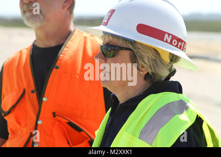 WALLOPS ISLAND, Virginia - Betty Grau Waring, Chef der Norfolk Bezirk betrieb Niederlassung, Touren die neu erbaute Strand bei der NASA Wallops Flight Facility Insel hier, 7. Mai 2012. Der neue Strand Helfen schützen mehr als $ 1 Mrd. in der Bundesregierung und des Commonwealth von Virginia Vermögenswerte, die Sie hier finden. Die Wallops Island ist die Heimat, nicht nur die NASA, sondern auch die US Navy Surface Combat Systems Center und dem Mittelatlantischen Regional Spaceport eine wachsende wirtschaftliche Generator für den Commonwealth von Virginia und der Region. (U.S. Armee Foto/Patrick Bloodgood) 120507-A-OI 229-033 durch n Stockfoto