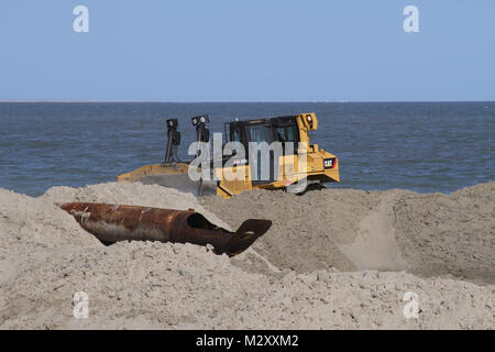 WALLOPS ISLAND, Va-Rohre entlang der neu gebauten Strand Insel der NASA Wallops Flight Facility verstreut hier Sand gepumpt aus dredgen offshore. Der neue Strand Helfen schützen mehr als $ 1 Mrd. in der Bundesregierung und des Commonwealth von Virginia Vermögenswerte, die Sie hier finden. Die Wallops Island ist die Heimat, nicht nur die NASA, sondern auch die US Navy Surface Combat Systems Center und dem Mittelatlantischen Regional Spaceport eine wachsende wirtschaftliche Generator für den Commonwealth von Virginia und der Region. (U.S. Armee Foto/Patrick Bloodgood) 120507-A-OI 229-046 durch norfolkdistrict Stockfoto