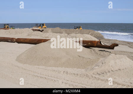 WALLOPS ISLAND, Va-Rohre entlang der neu gebauten Strand Insel der NASA Wallops Flight Facility verstreut hier Sand gepumpt aus dredgen offshore. Der neue Strand Helfen schützen mehr als $ 1 Mrd. in der Bundesregierung und des Commonwealth von Virginia Vermögenswerte, die Sie hier finden. Die Wallops Island ist die Heimat, nicht nur die NASA, sondern auch die US Navy Surface Combat Systems Center und dem Mittelatlantischen Regional Spaceport eine wachsende wirtschaftliche Generator für den Commonwealth von Virginia und der Region. (U.S. Armee Foto/Patrick Bloodgood) 120507-A-OI 229-047 durch norfolkdistrict Stockfoto