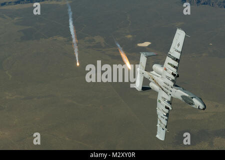 Ein Idaho Air National Guard A-10 Thunderbolt II, von der 190 Fighter Squadron, Boise, Idaho Brände aus Fackeln bei der Abreise von Kraftstoff aus einem 151 Luftbetankung Flügel KC-135 während einer Training Mission Mai 10 über dem südlichen-Id. Der 151 ARW unterstützt routinemäßig Flugbetrieb in den westlichen Vereinigten Staaten. (USAF Foto von Master Sgt. Ben Bloker) Utah Air National Guard die Luftbetankung von Maßnahmen, die die nationalen Schutz Stockfoto